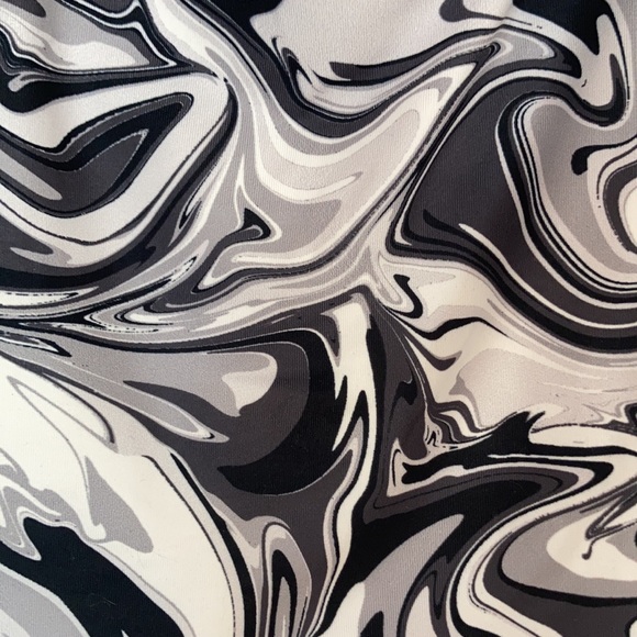 3/$15 So sporty cutout top retro abstract print black white gray swirly print - Picture 6 of 12